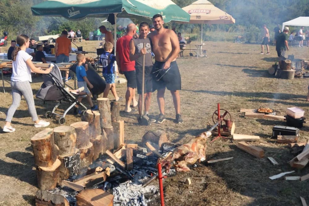 (FOTOGALERIJA) Održana gastronomsko-turistička manifestacija u Lovčiću: 30-ak ekipa pokazale svoja umijeća u pečenju slasne delicije