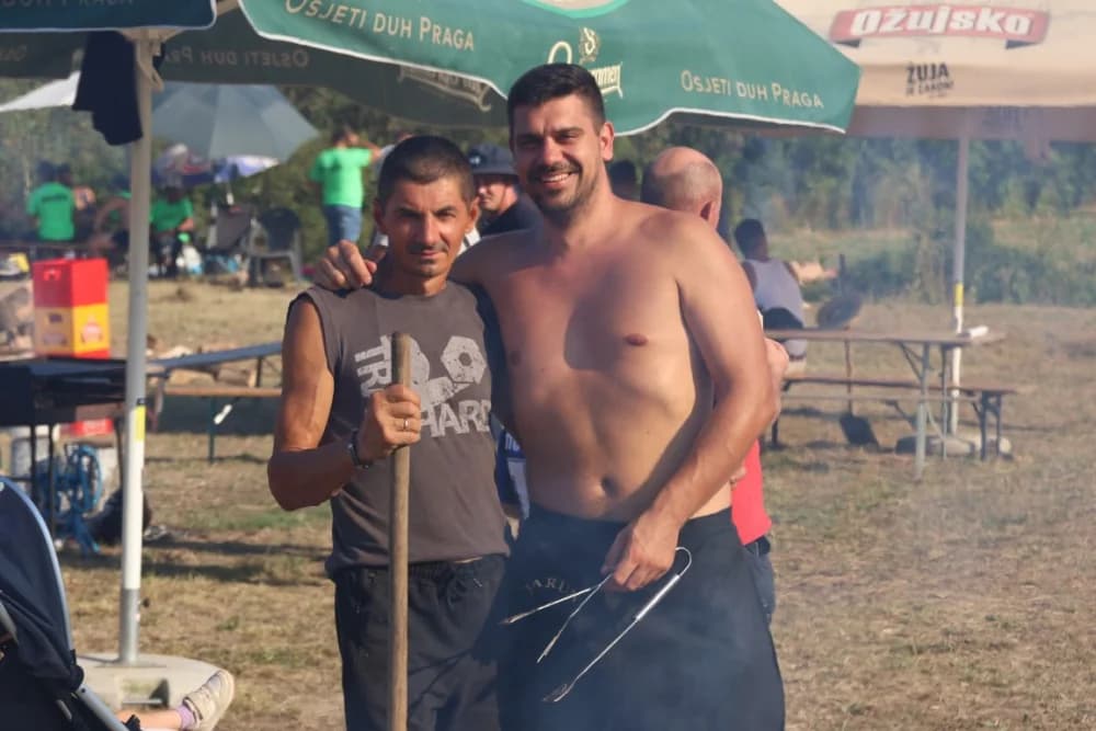 (FOTOGALERIJA) Održana gastronomsko-turistička manifestacija u Lovčiću: 30-ak ekipa pokazale svoja umijeća u pečenju slasne delicije
