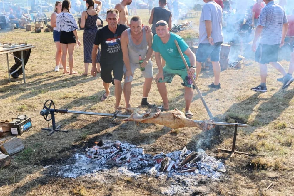 (FOTOGALERIJA) Održana gastronomsko-turistička manifestacija u Lovčiću: 30-ak ekipa pokazale svoja umijeća u pečenju slasne delicije