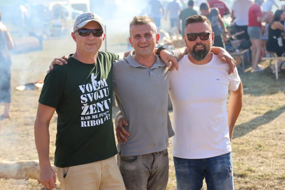 (FOTOGALERIJA) Održana gastronomsko-turistička manifestacija u Lovčiću: 30-ak ekipa pokazale svoja umijeća u pečenju slasne delicije
