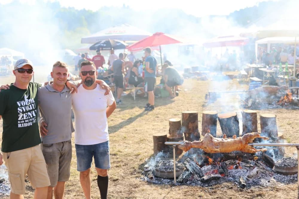 (FOTOGALERIJA) Održana gastronomsko-turistička manifestacija u Lovčiću: 30-ak ekipa pokazale svoja umijeća u pečenju slasne delicije