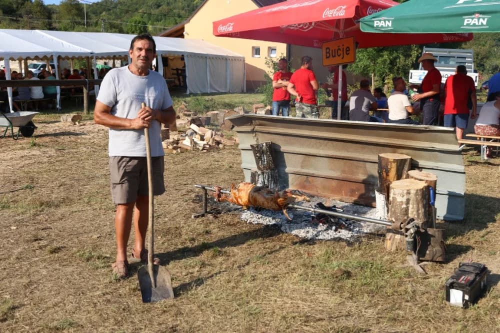 (FOTOGALERIJA) Održana gastronomsko-turistička manifestacija u Lovčiću: 30-ak ekipa pokazale svoja umijeća u pečenju slasne delicije