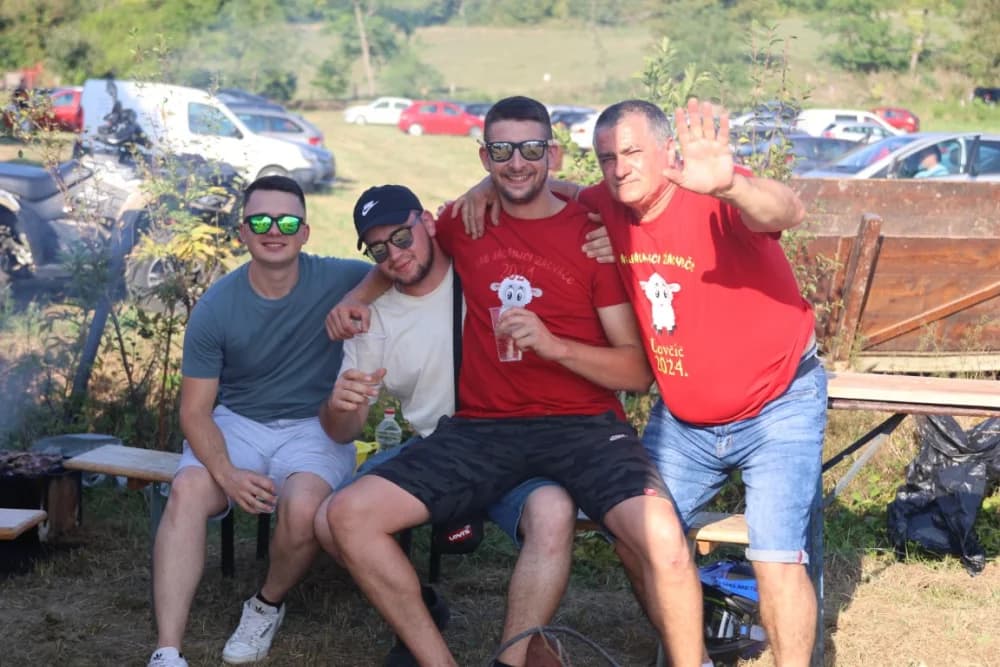(FOTOGALERIJA) Održana gastronomsko-turistička manifestacija u Lovčiću: 30-ak ekipa pokazale svoja umijeća u pečenju slasne delicije