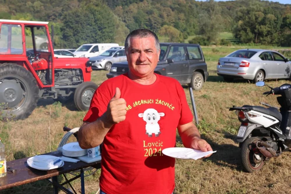 (FOTOGALERIJA) Održana gastronomsko-turistička manifestacija u Lovčiću: 30-ak ekipa pokazale svoja umijeća u pečenju slasne delicije