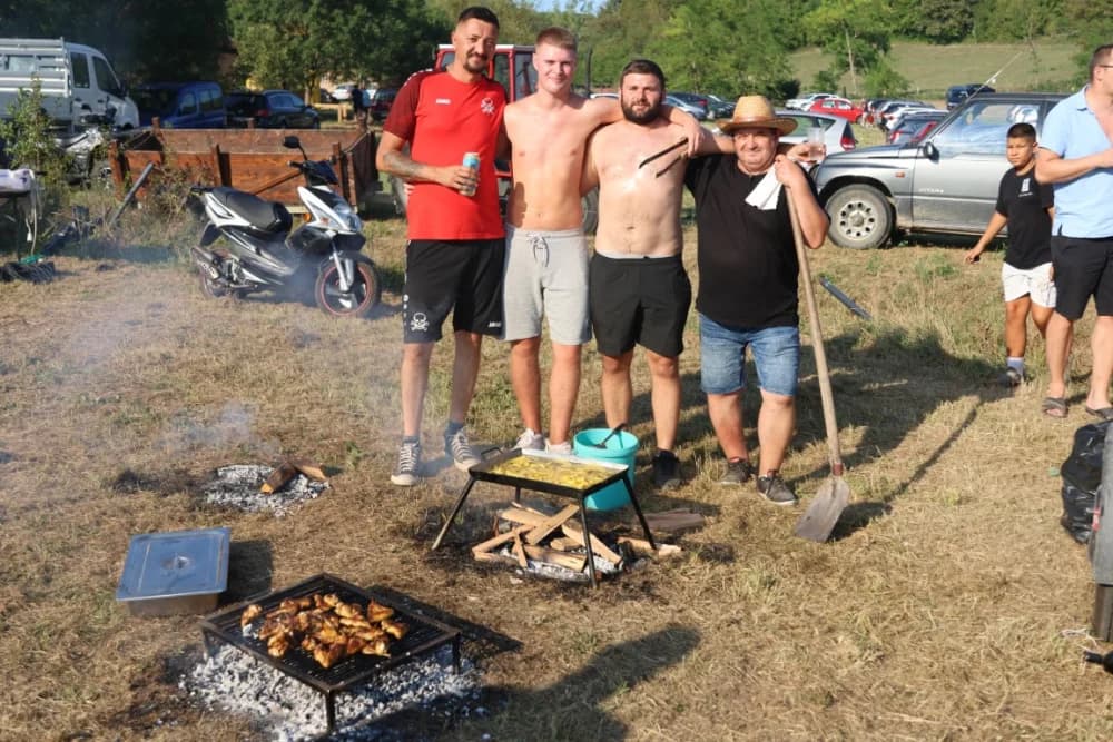 (FOTOGALERIJA) Održana gastronomsko-turistička manifestacija u Lovčiću: 30-ak ekipa pokazale svoja umijeća u pečenju slasne delicije