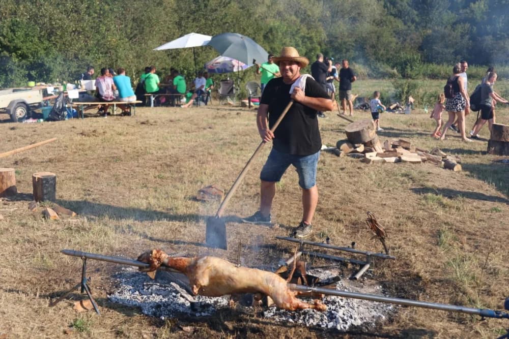 (FOTOGALERIJA) Održana gastronomsko-turistička manifestacija u Lovčiću: 30-ak ekipa pokazale svoja umijeća u pečenju slasne delicije