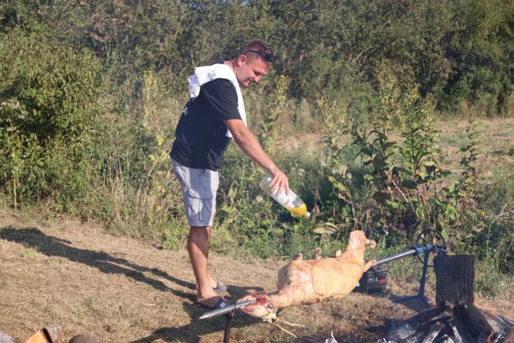 (FOTOGALERIJA) Održana gastronomsko-turistička manifestacija u Lovčiću: 30-ak ekipa pokazale svoja umijeća u pečenju slasne delicije