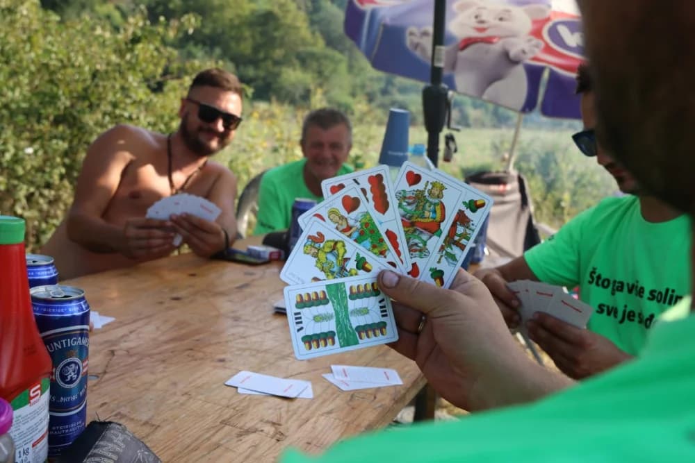 (FOTOGALERIJA) Održana gastronomsko-turistička manifestacija u Lovčiću: 30-ak ekipa pokazale svoja umijeća u pečenju slasne delicije