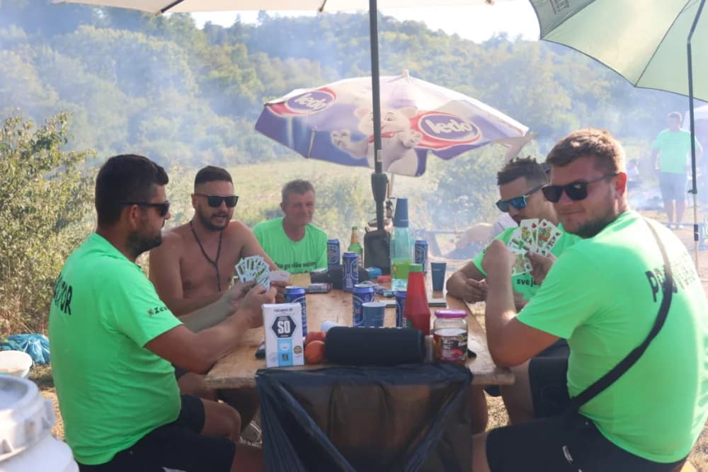 (FOTOGALERIJA) Održana gastronomsko-turistička manifestacija u Lovčiću: 30-ak ekipa pokazale svoja umijeća u pečenju slasne delicije