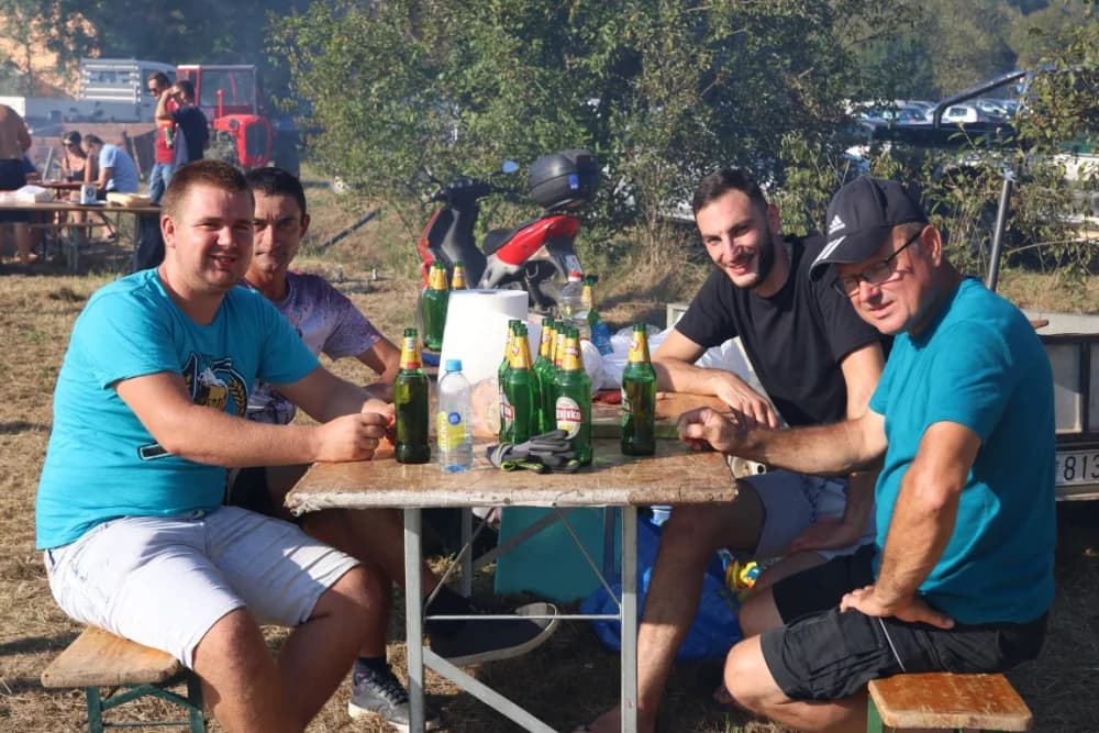 (FOTOGALERIJA) Održana gastronomsko-turistička manifestacija u Lovčiću: 30-ak ekipa pokazale svoja umijeća u pečenju slasne delicije