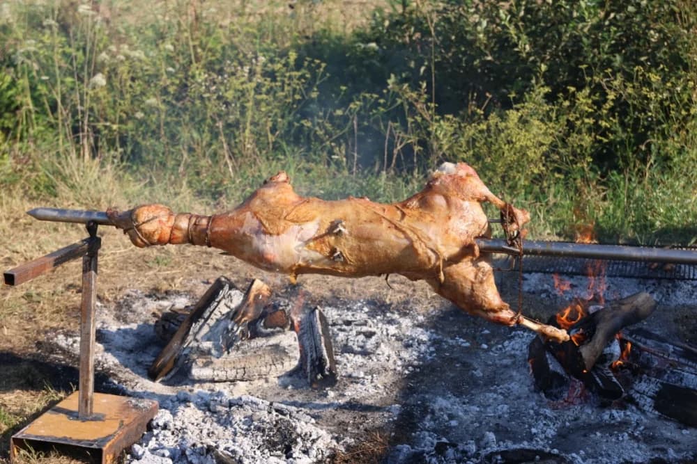 (FOTOGALERIJA) Održana gastronomsko-turistička manifestacija u Lovčiću: 30-ak ekipa pokazale svoja umijeća u pečenju slasne delicije