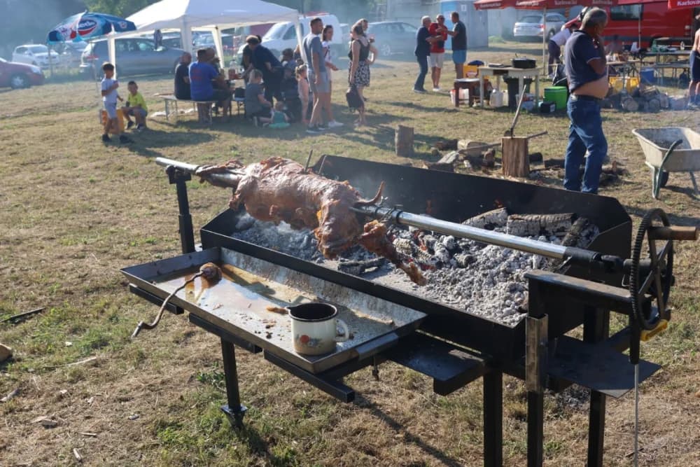 (FOTOGALERIJA) Održana gastronomsko-turistička manifestacija u Lovčiću: 30-ak ekipa pokazale svoja umijeća u pečenju slasne delicije