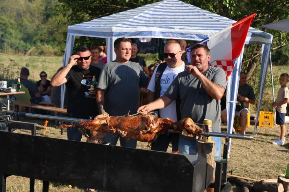 (FOTOGALERIJA) Održana gastronomsko-turistička manifestacija u Lovčiću: 30-ak ekipa pokazale svoja umijeća u pečenju slasne delicije