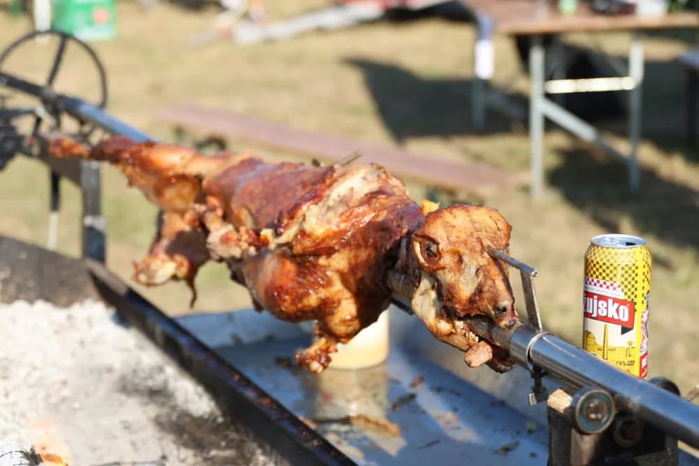 (FOTOGALERIJA) Održana gastronomsko-turistička manifestacija u Lovčiću: 30-ak ekipa pokazale svoja umijeća u pečenju slasne delicije