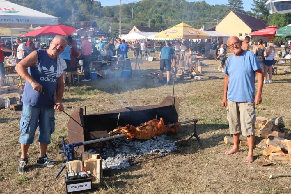 (FOTOGALERIJA) Održana gastronomsko-turistička manifestacija u Lovčiću: 30-ak ekipa pokazale svoja umijeća u pečenju slasne delicije