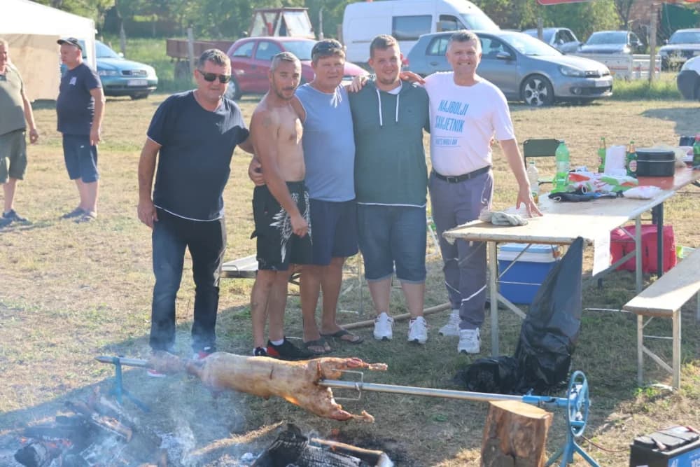 (FOTOGALERIJA) Održana gastronomsko-turistička manifestacija u Lovčiću: 30-ak ekipa pokazale svoja umijeća u pečenju slasne delicije