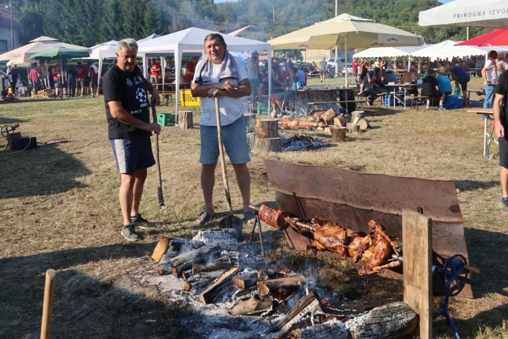 (FOTOGALERIJA) Održana gastronomsko-turistička manifestacija u Lovčiću: 30-ak ekipa pokazale svoja umijeća u pečenju slasne delicije