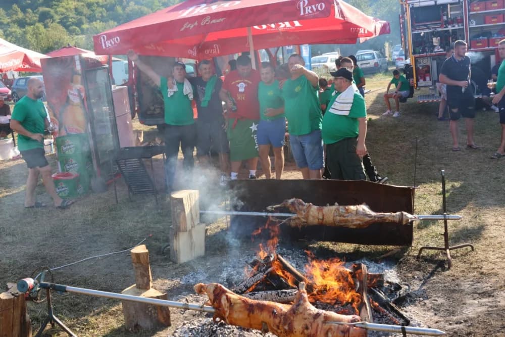 (FOTOGALERIJA) Održana gastronomsko-turistička manifestacija u Lovčiću: 30-ak ekipa pokazale svoja umijeća u pečenju slasne delicije