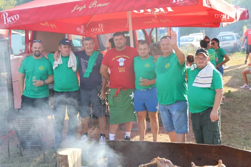(FOTOGALERIJA) Održana gastronomsko-turistička manifestacija u Lovčiću: 30-ak ekipa pokazale svoja umijeća u pečenju slasne delicije