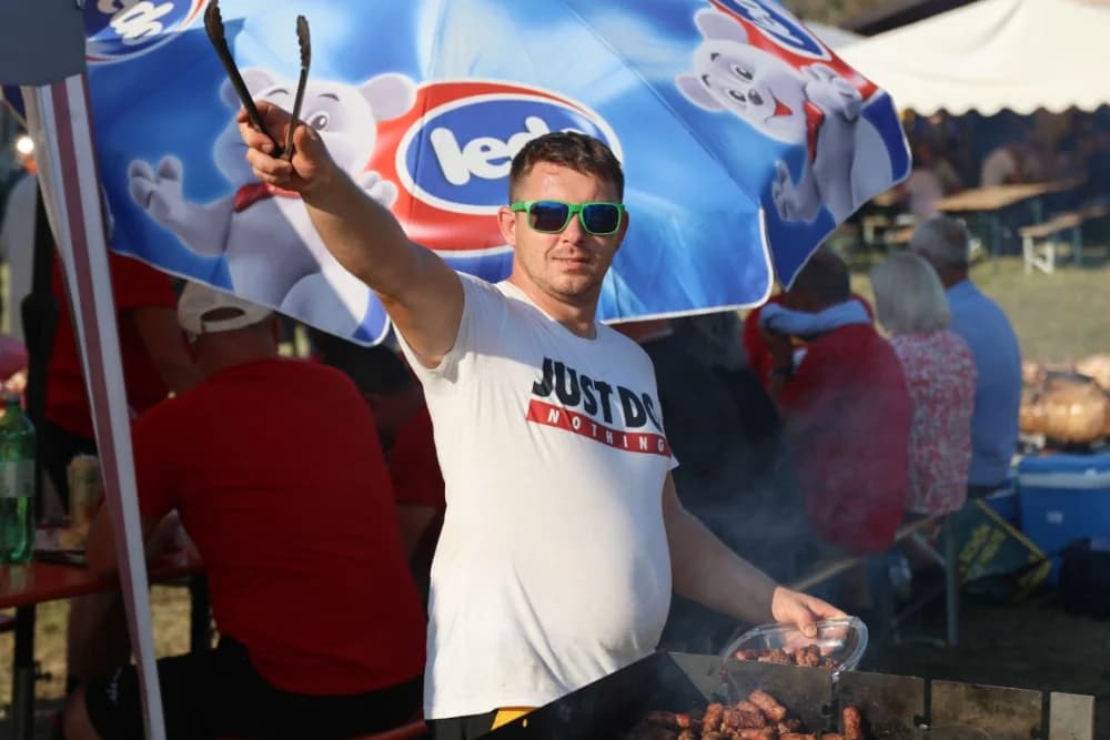 (FOTOGALERIJA) Održana gastronomsko-turistička manifestacija u Lovčiću: 30-ak ekipa pokazale svoja umijeća u pečenju slasne delicije