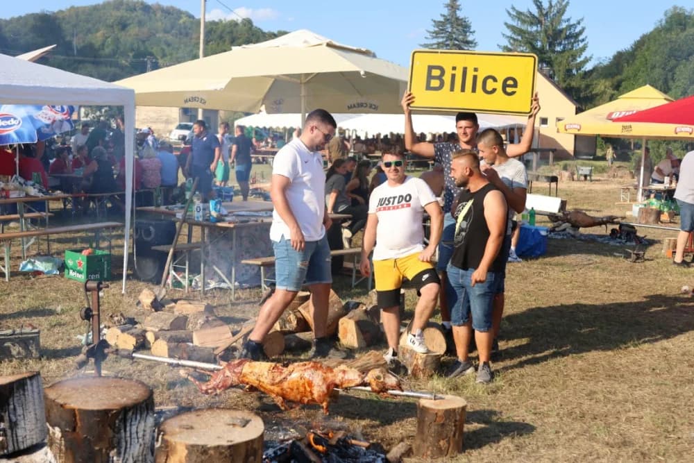 (FOTOGALERIJA) Održana gastronomsko-turistička manifestacija u Lovčiću: 30-ak ekipa pokazale svoja umijeća u pečenju slasne delicije