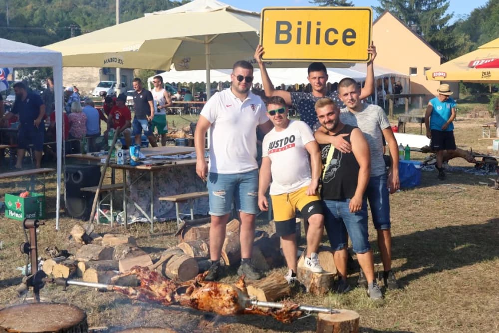 (FOTOGALERIJA) Održana gastronomsko-turistička manifestacija u Lovčiću: 30-ak ekipa pokazale svoja umijeća u pečenju slasne delicije