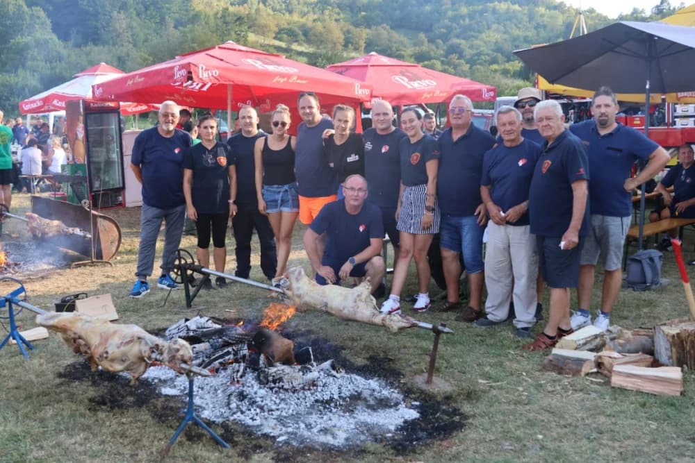 (FOTOGALERIJA) Održana gastronomsko-turistička manifestacija u Lovčiću: 30-ak ekipa pokazale svoja umijeća u pečenju slasne delicije