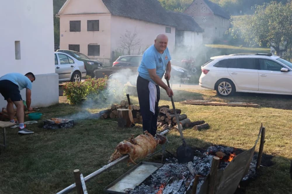 (FOTOGALERIJA) Održana gastronomsko-turistička manifestacija u Lovčiću: 30-ak ekipa pokazale svoja umijeća u pečenju slasne delicije