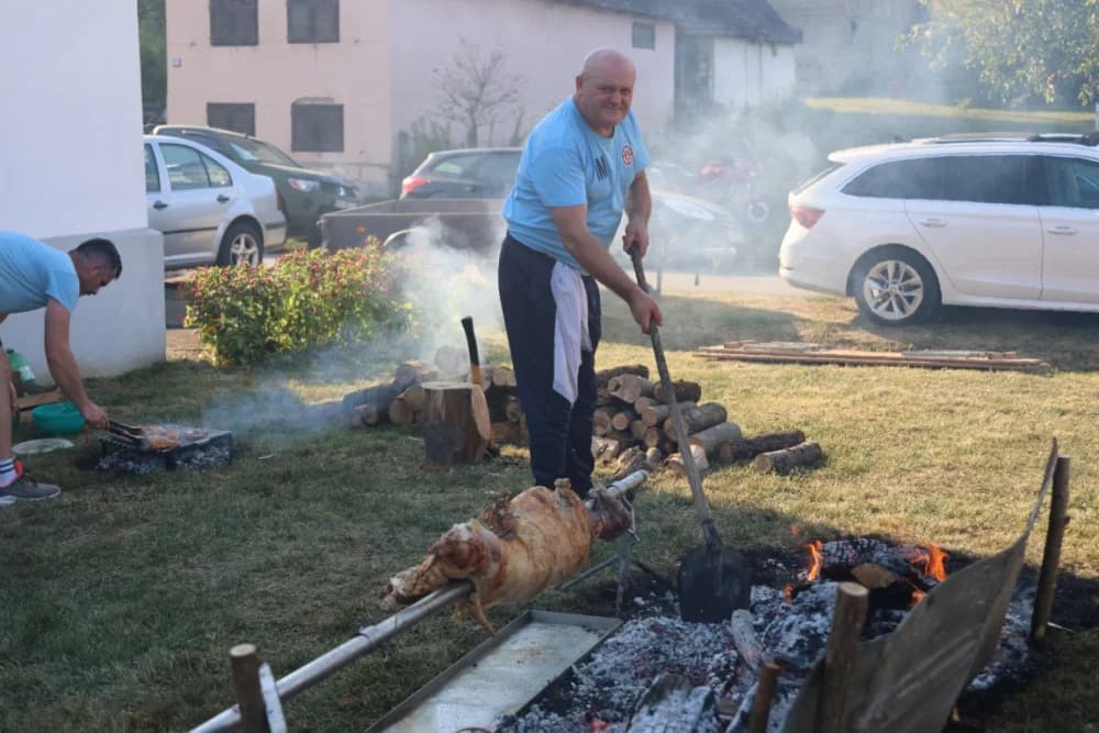 (FOTOGALERIJA) Održana gastronomsko-turistička manifestacija u Lovčiću: 30-ak ekipa pokazale svoja umijeća u pečenju slasne delicije