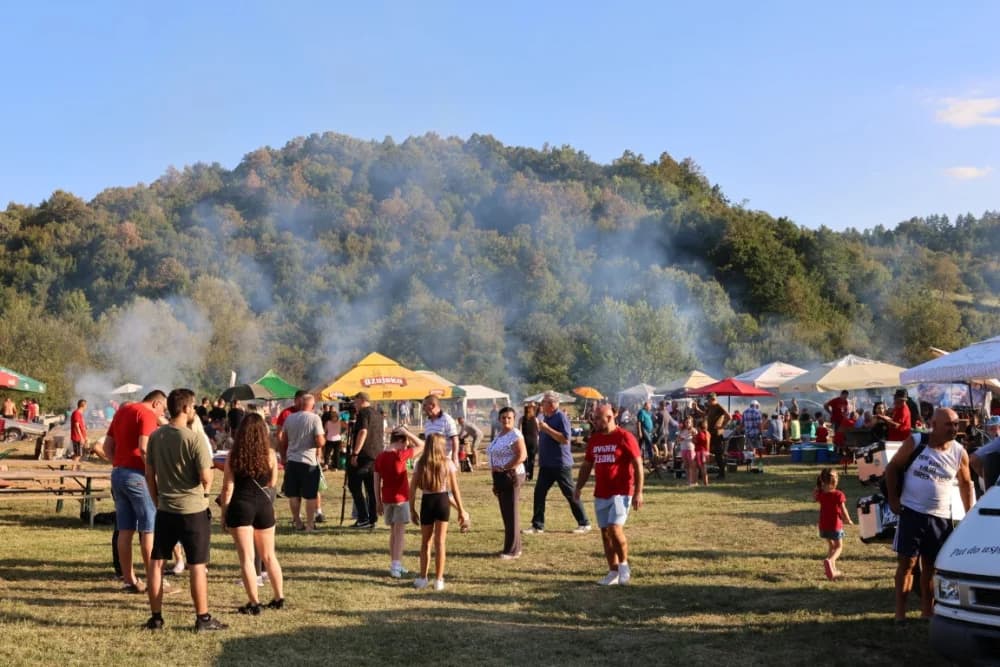 (FOTOGALERIJA) Održana gastronomsko-turistička manifestacija u Lovčiću: 30-ak ekipa pokazale svoja umijeća u pečenju slasne delicije