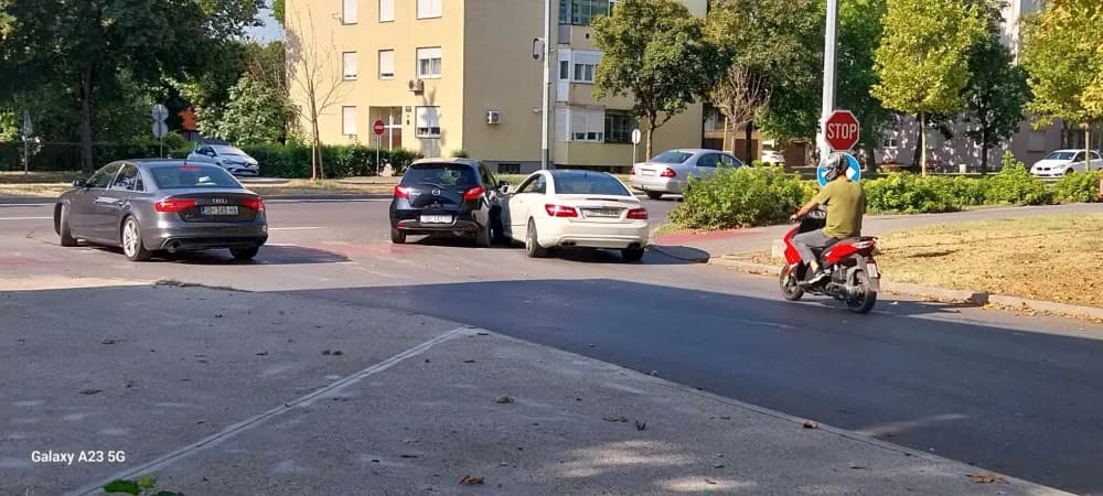 FOTO U SL. Brodu oštećen Mercedes
