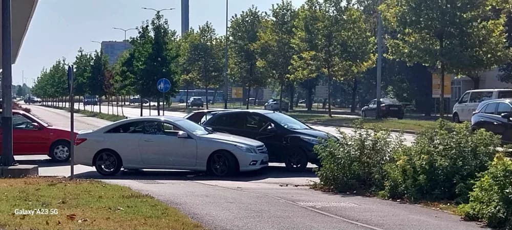 FOTO U SL. Brodu oštećen Mercedes