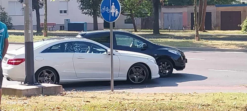 FOTO U SL. Brodu oštećen Mercedes