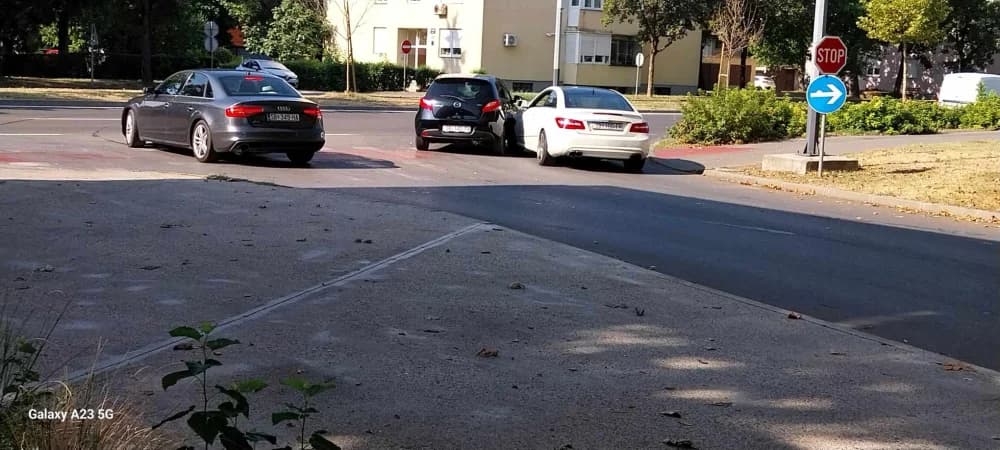 FOTO U SL. Brodu oštećen Mercedes