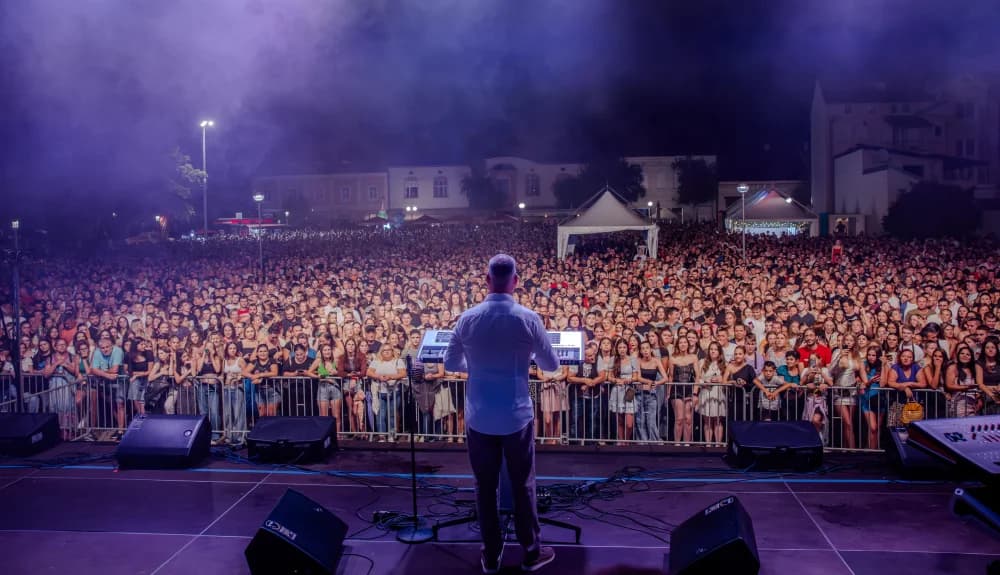POGLEDAJTE FOPOGLEDAJTE FOTKE: Ovo možemo samo mi! Još jedan spektakl u N. Gradiški