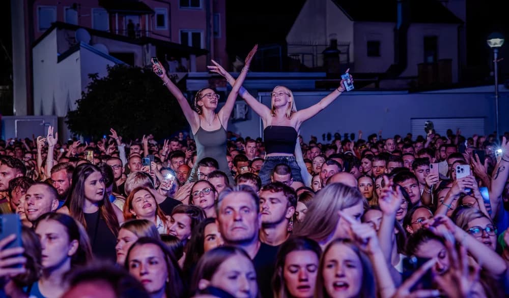POGLEDAJTE FOPOGLEDAJTE FOTKE: Ovo možemo samo mi! Još jedan spektakl u N. Gradiški