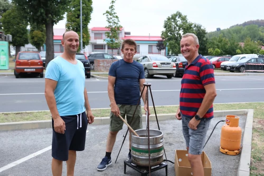Najbolji čobanac skuhao Mladen Stipetić iz Brodskog Stupnika, drugi je bio Nikola Tomašević, a treći Josip Jurčić