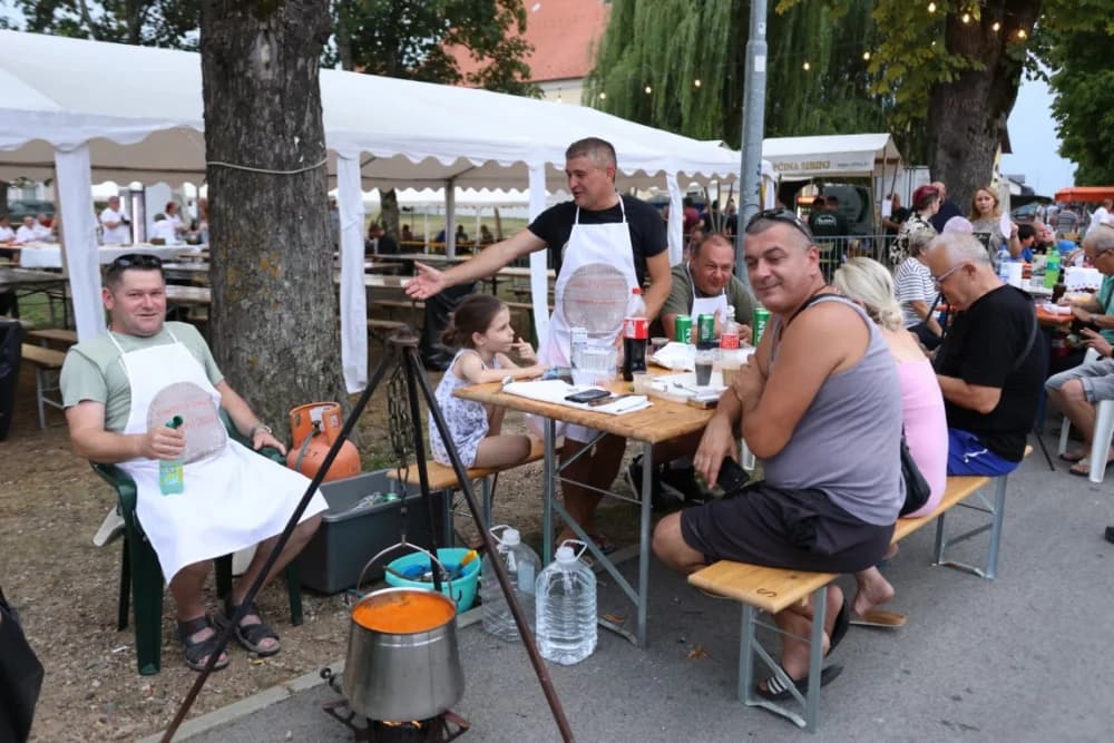 Najbolji čobanac skuhao Mladen Stipetić iz Brodskog Stupnika, drugi je bio Nikola Tomašević, a treći Josip Jurčić