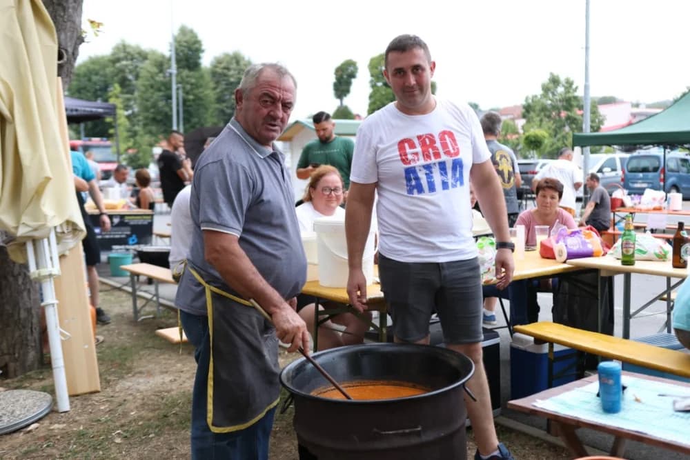 Najbolji čobanac skuhao Mladen Stipetić iz Brodskog Stupnika, drugi je bio Nikola Tomašević, a treći Josip Jurčić