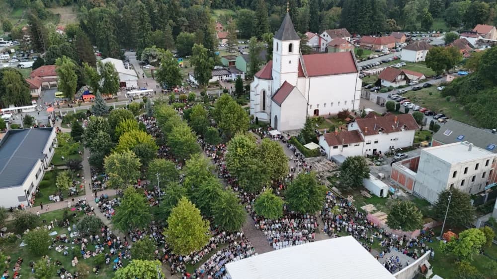HODOČAŠĆE U VOĆIN: Euharistijskim slvljem i zavjetnom procesijom proslavljena Nebeska Majka