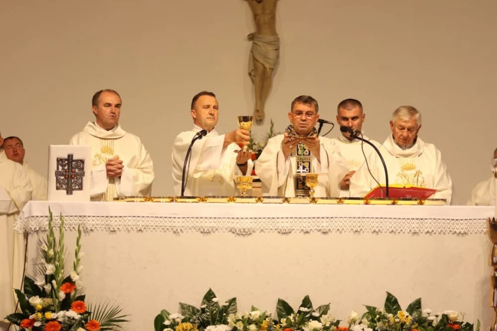 HODOČAŠĆE U VOĆIN: Euharistijskim slvljem i zavjetnom procesijom proslavljena Nebeska Majka