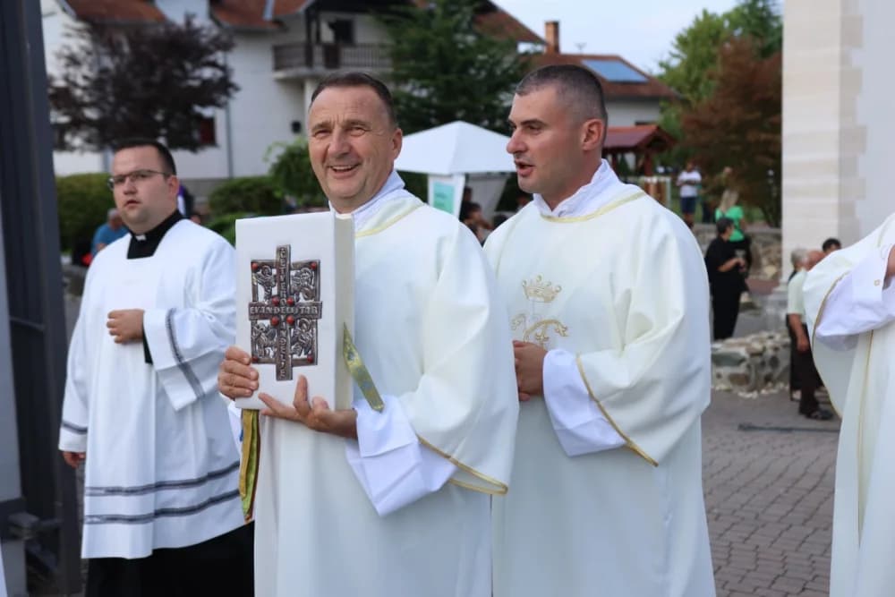 HODOČAŠĆE U VOĆIN: Euharistijskim slvljem i zavjetnom procesijom proslavljena Nebeska Majka