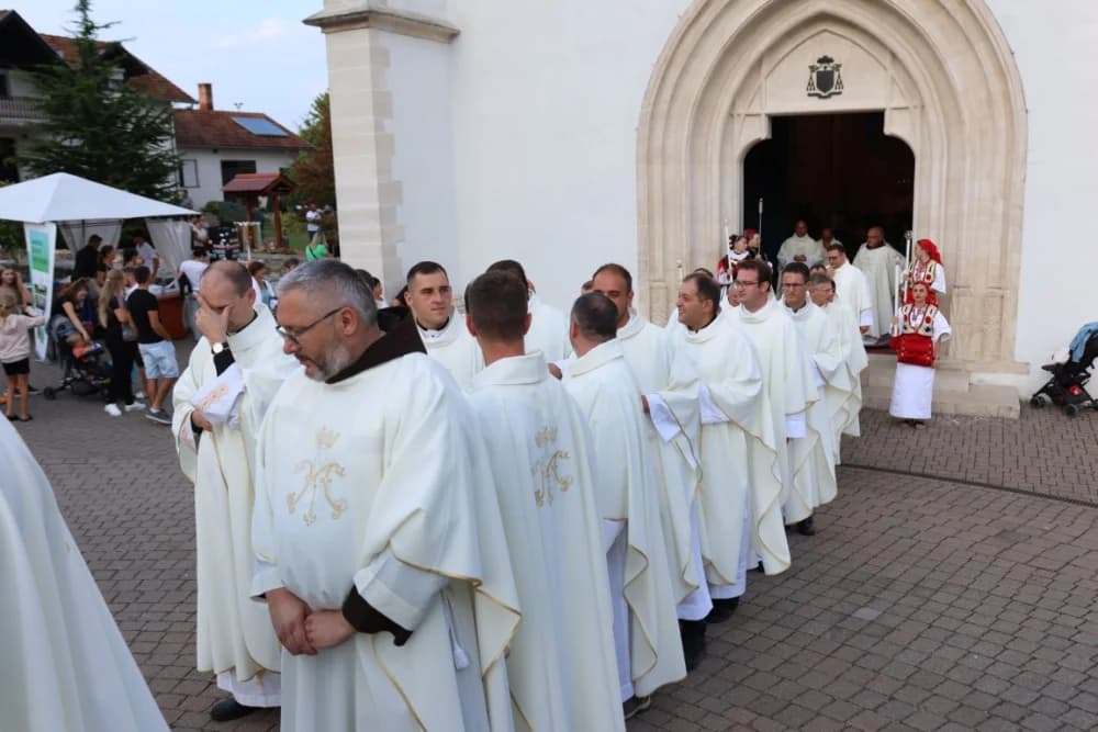 HODOČAŠĆE U VOĆIN: Euharistijskim slvljem i zavjetnom procesijom proslavljena Nebeska Majka