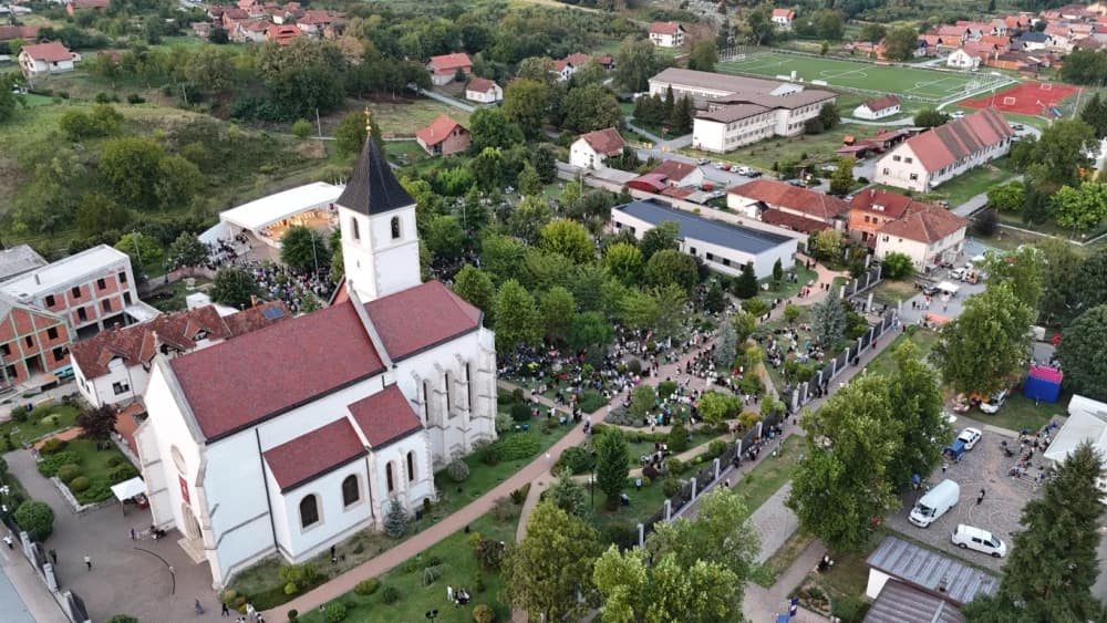 HODOČAŠĆE U VOĆIN: Euharistijskim slvljem i zavjetnom procesijom proslavljena Nebeska Majka