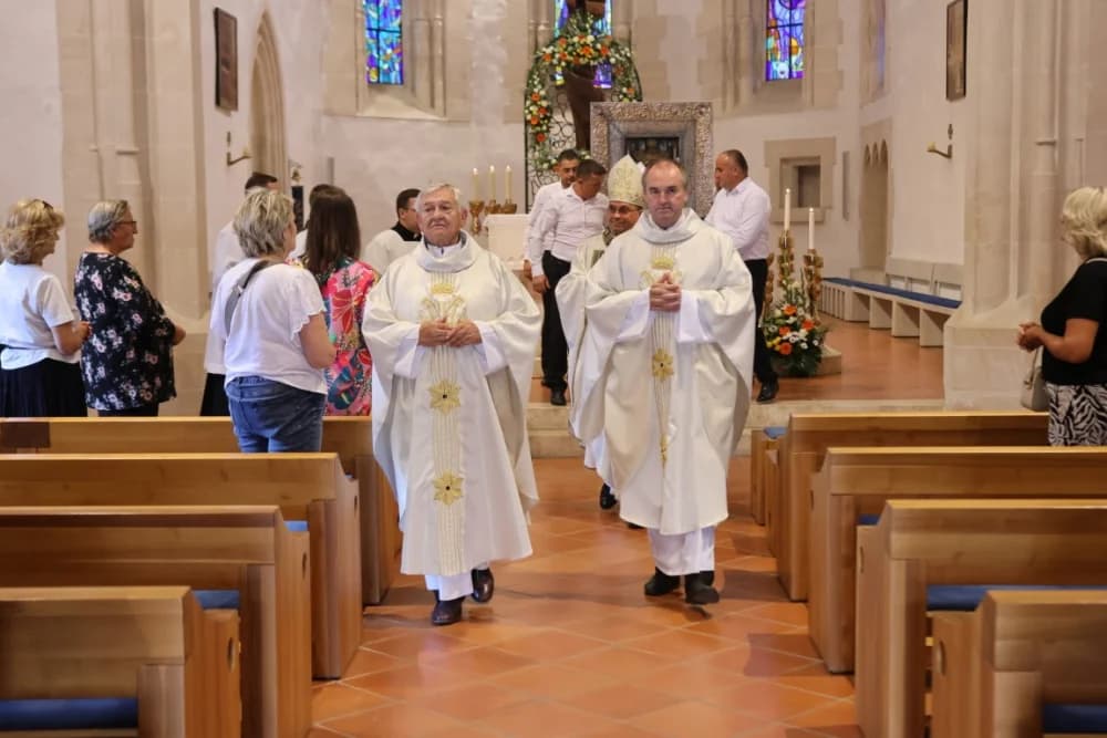 HODOČAŠĆE U VOĆIN: Euharistijskim slvljem i zavjetnom procesijom proslavljena Nebeska Majka