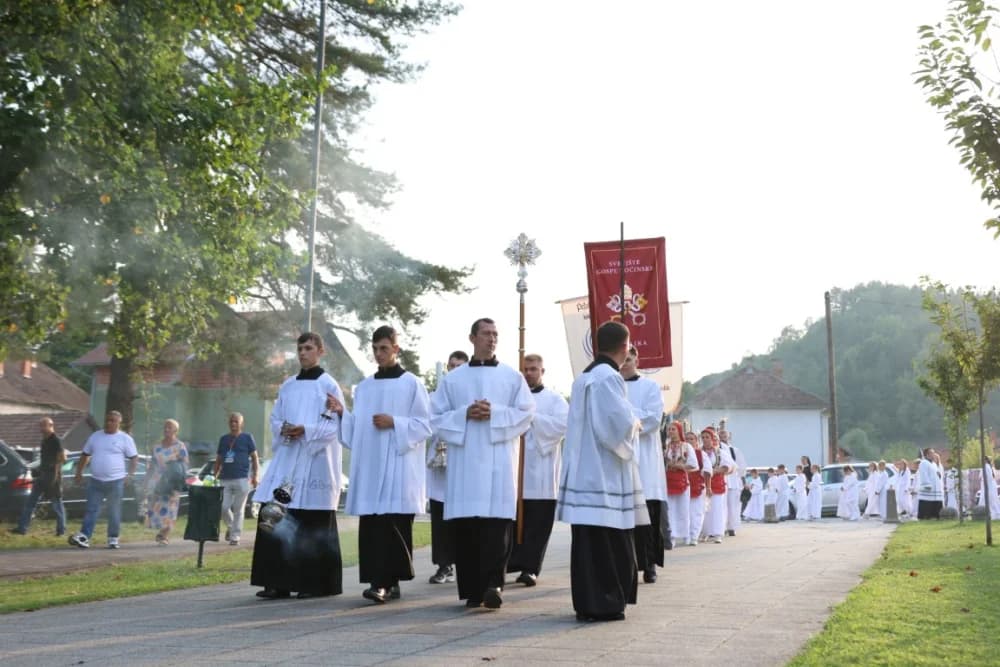 HODOČAŠĆE U VOĆIN: Euharistijskim slvljem i zavjetnom procesijom proslavljena Nebeska Majka