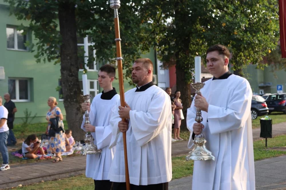 HODOČAŠĆE U VOĆIN: Euharistijskim slvljem i zavjetnom procesijom proslavljena Nebeska Majka