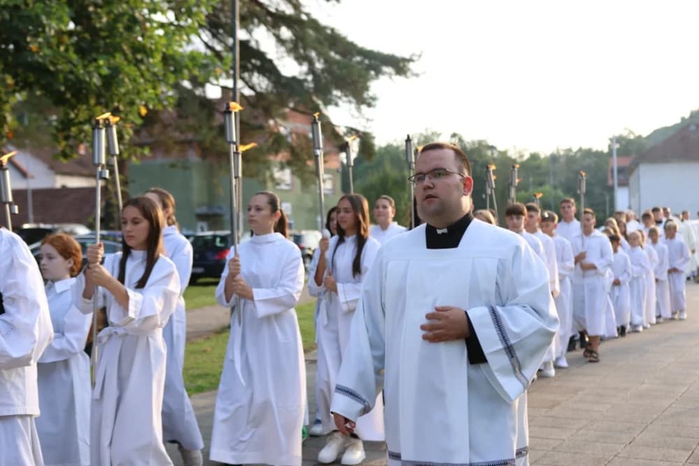 HODOČAŠĆE U VOĆIN: Euharistijskim slvljem i zavjetnom procesijom proslavljena Nebeska Majka