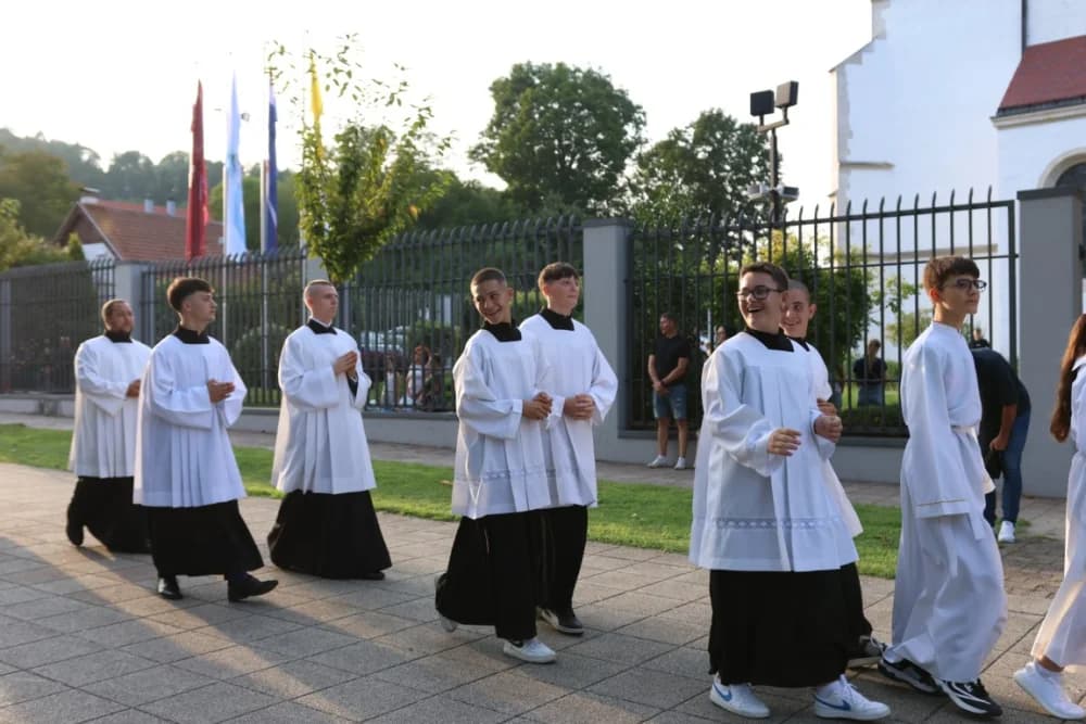 HODOČAŠĆE U VOĆIN: Euharistijskim slvljem i zavjetnom procesijom proslavljena Nebeska Majka