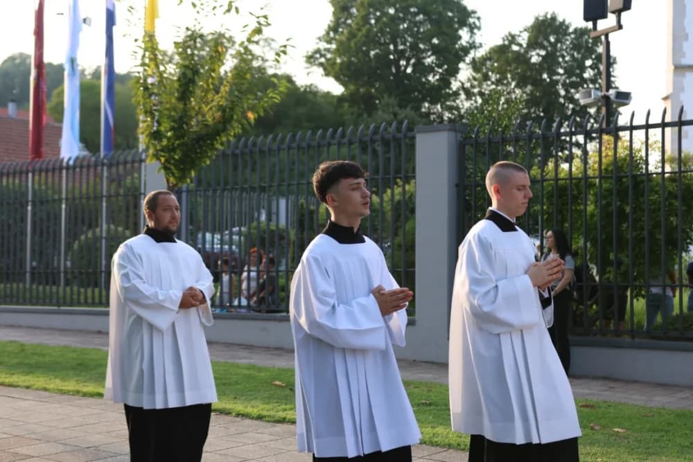 HODOČAŠĆE U VOĆIN: Euharistijskim slvljem i zavjetnom procesijom proslavljena Nebeska Majka